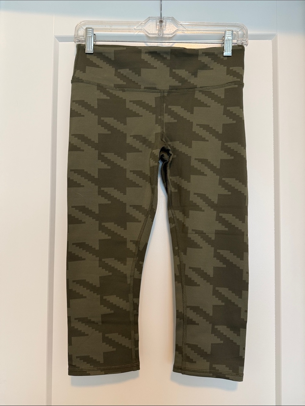 Alo Yoga Olive Green Houndstooth Capri Leggings